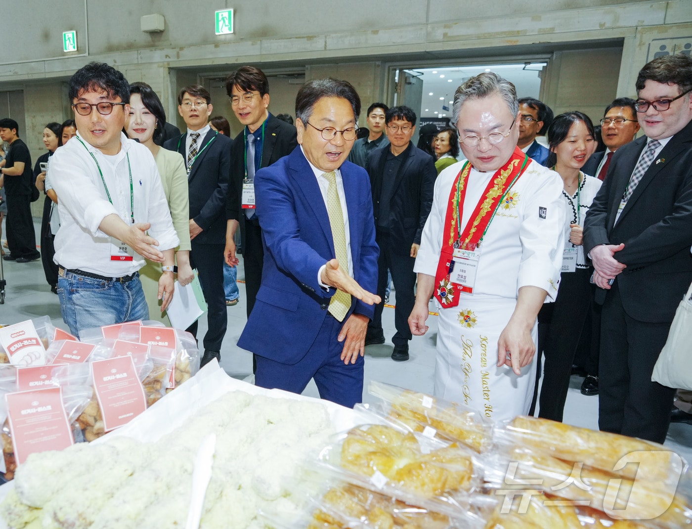 강기정 광주시장이 21일 광주식품대전 개막식에 참석해 안유성 조리명장과 대화하고 있다.(광주시 제공. 재배포 및 DB 금지)