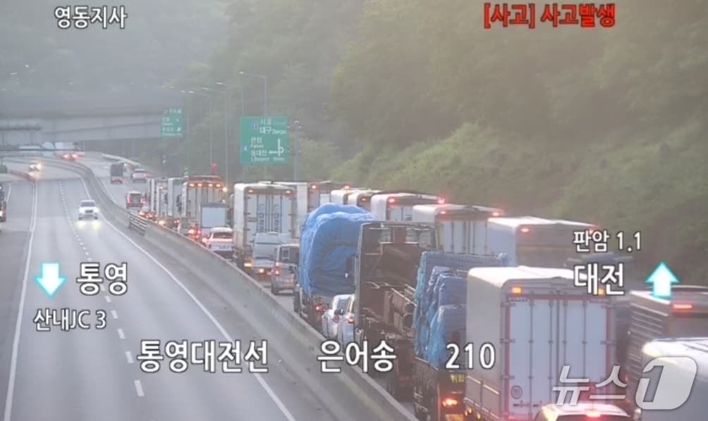 화물차가 쓰러져 꽉 막힌 고속도로(한국도로공사 CCTV 화면 캡쳐) /뉴스1
