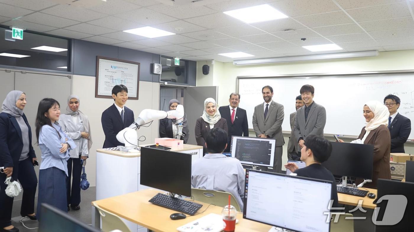 숭실대가 오만 교육부 대표단에게 AI 분야 첨단산업인재양성 부트캠프 사업을 소개하고 있다.(숭실대 제공)
