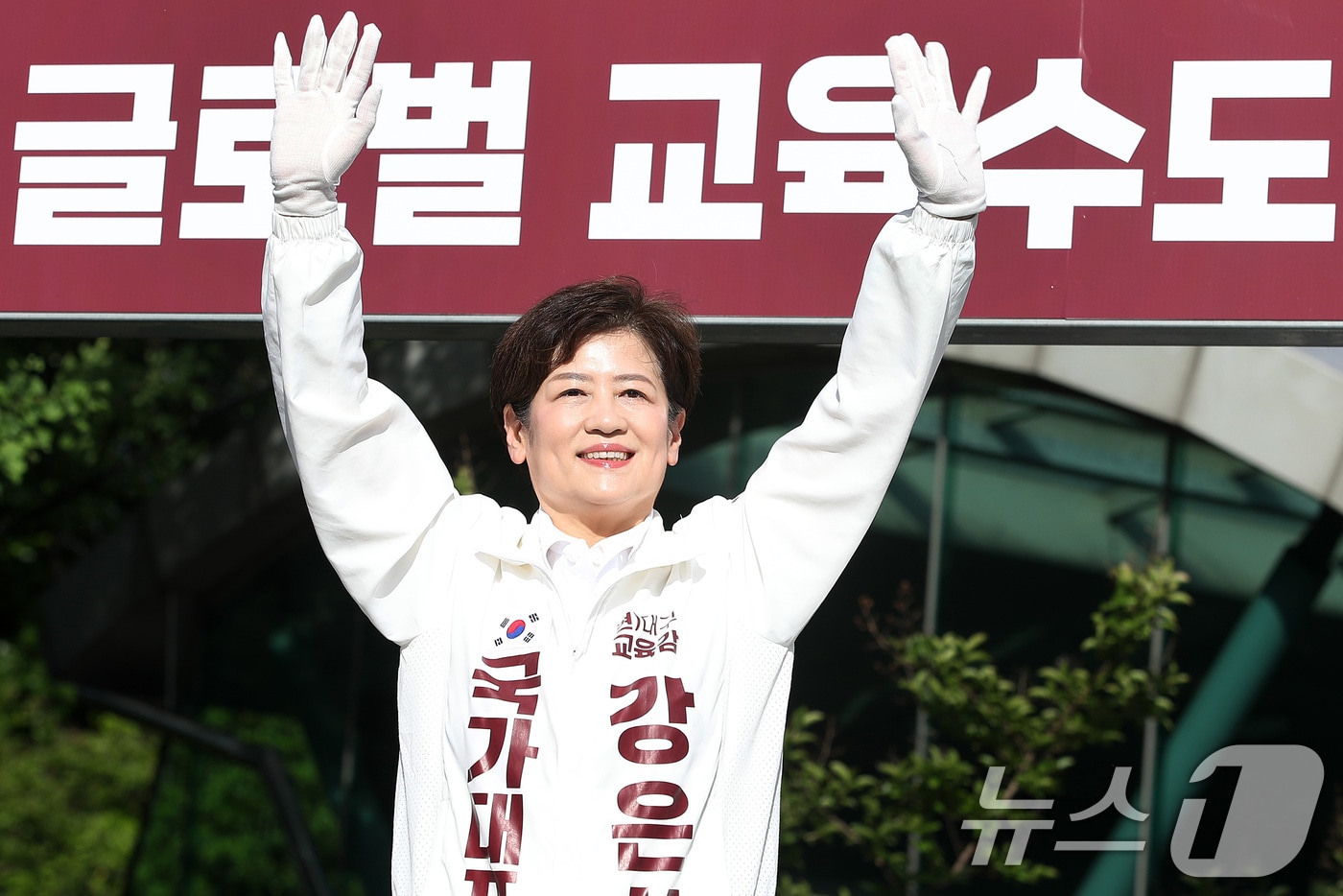 강은희 대구교육감 후보가 22일 오전 대구 수성구 범어네거리에서 출근길 시민들을 향해 아침 인사를 하고 있다. 2026.5.22 ⓒ 뉴스1 공정식 기자