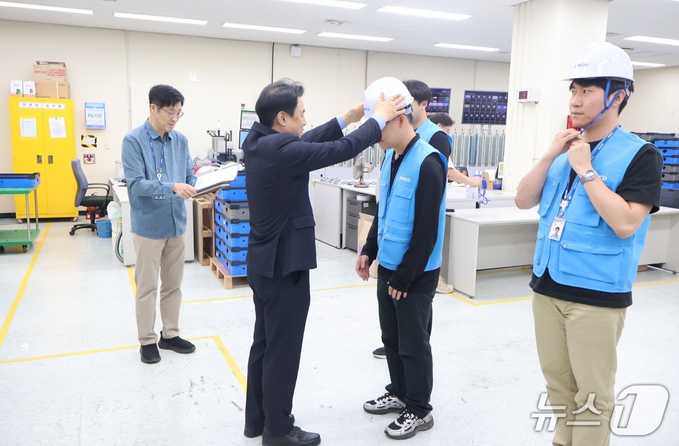 한국조폐공사 김범진 상임감사가 지난 20일 대전광역시 유성구 소재 ID본부 여권발급부에서 직원에게 안전모를 수여하고 있다.(한국조폐공사 제공.재판매 및 DB금지)/뉴스1