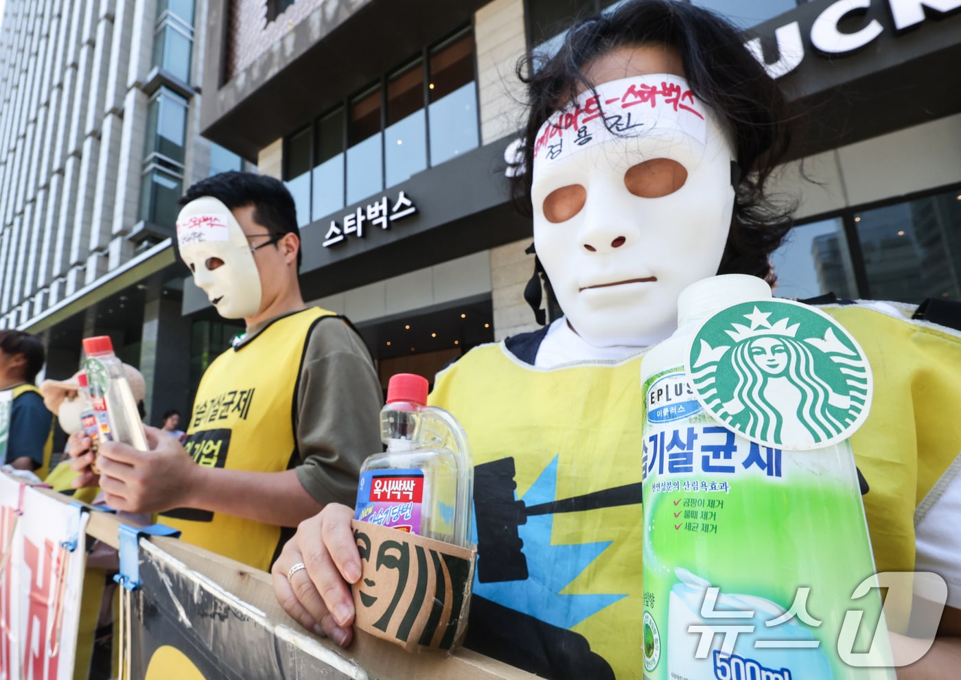 환경보건시민센터, 서울환경연합, AMRC 등 시민단체 회원들이 서울 종로구 세종대로 스타벅스 광화문점 앞에서 정용진 신세계그룹 회장과 스타벅스 미국본사 전 CEO의 가습기살균제참사 관련 규탄 기자회견을 하고 있다.  ⓒ 뉴스1 임지훈 인턴기자