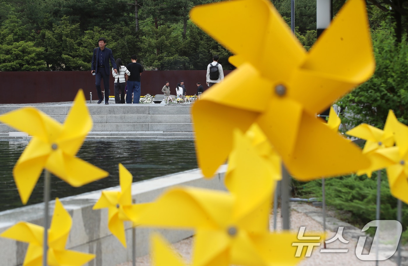 고(故) 노무현 전 대통령 서거 17주기 추도식을 하루 앞둔 22일 오후 경남 김해 봉하마을을 찾은 시민들이 노 전 대통령 묘역을 참배하고 있다. 2026.5.22 ⓒ 뉴스1 윤일지 기자