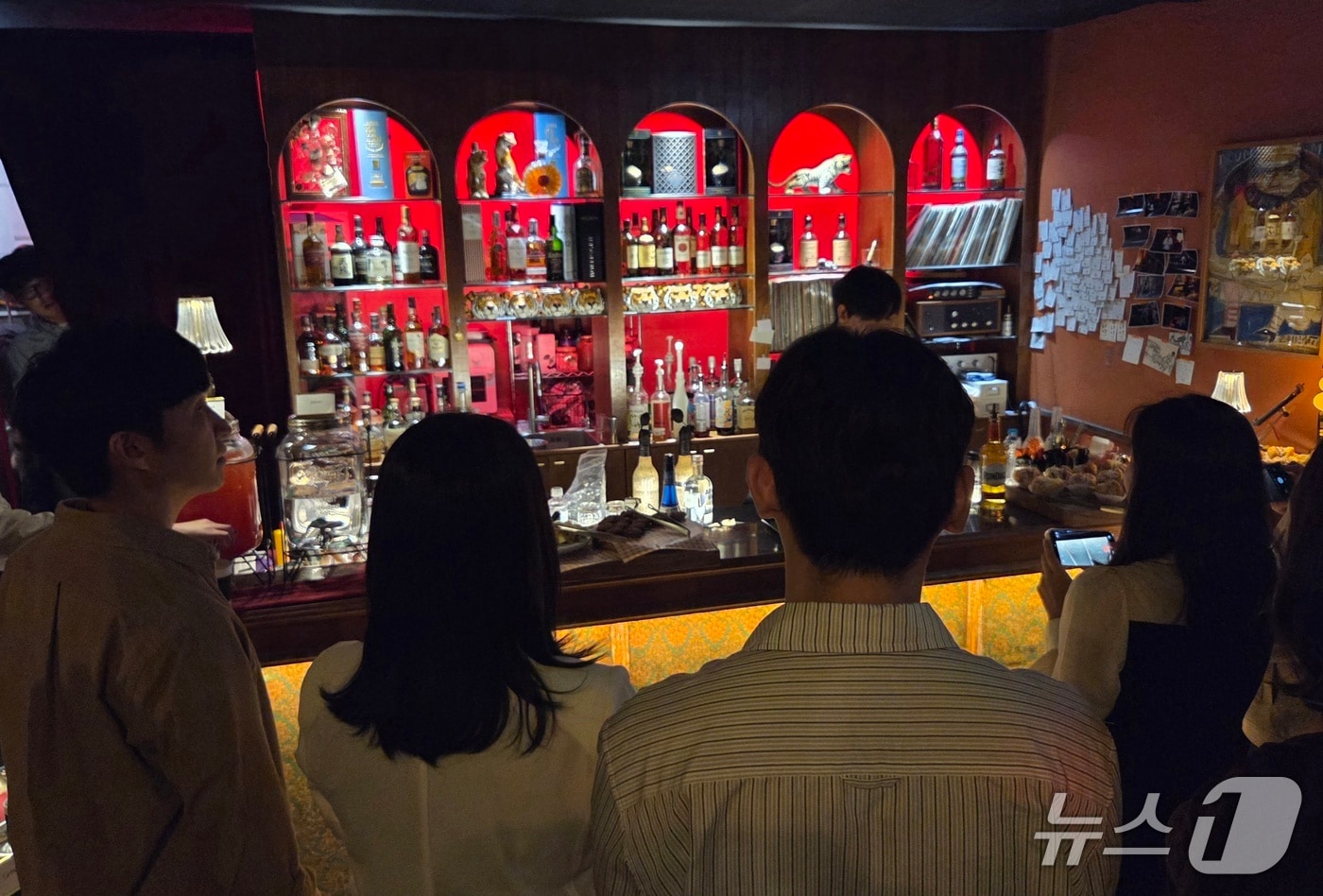 지난 9일 대구 중구 한 와인바에서 참가자들이 바텐더의 퍼포먼스를 지켜보고 있다. 2026.5.22 ⓒ 뉴스1 이성덕 기자