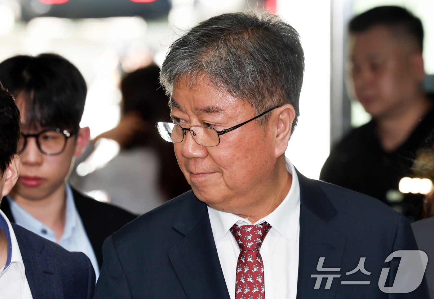 윤석열 정부의 대통령 관저 이전 과정에서 예산을 불법 전용한 의혹과 관련해 직권남용 혐의를 받는 김대기 전 대통령비서실장이 22일 서울 서초구 서울중앙지방법원에서 열린 구속 전 피의자 심문(영장실질심사)에 출석하고 있다. 2026.5.22 ⓒ 뉴스1 최지환 기자
