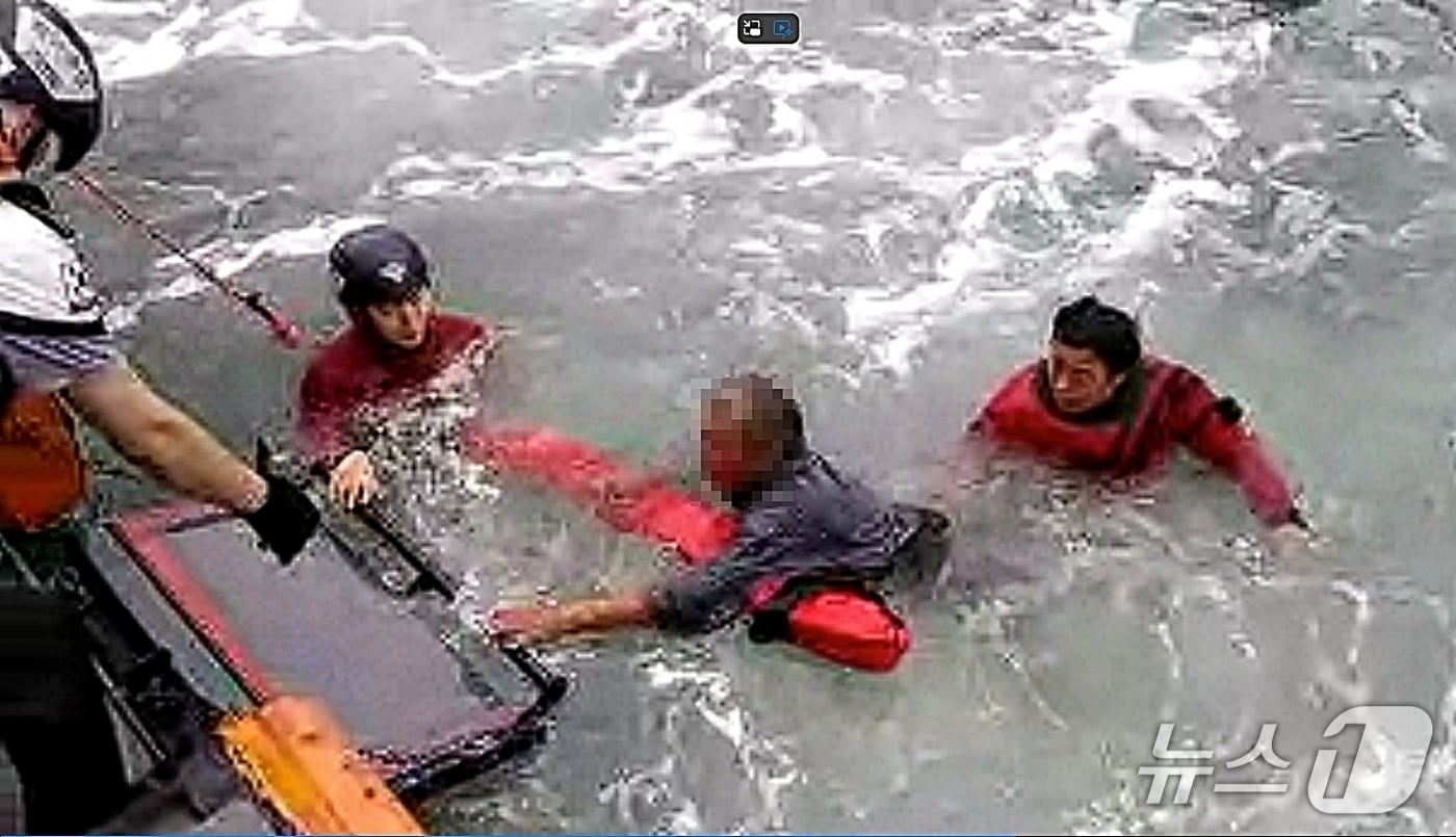 22일 부산 자갈치 신동아시장 공영주차장 인근 바다에 빠진 60대 남성을 해경이 구출하는 모습 (해경 제공. 재판매 및 DB금지)