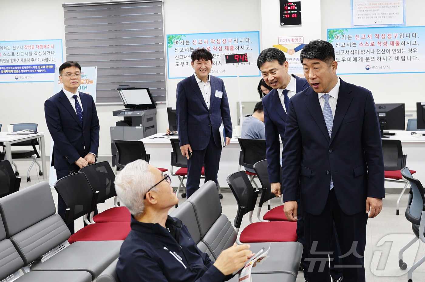 김학선 광주지방국세청장은 22일 광산세무서를 찾아 "종합소득세 확정신고와 장려금 정기신청 기간을 맞아 세무서를 찾은 디지털 취약계층 등에 밀착 도움을 해달라＂고 당부했다.(광주국세청 제공, 재배포 및 DB 금지) ⓒ 뉴스1