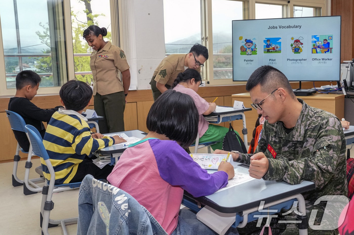 22일 경북 포항에 있는 해병대 1사단과 미 해병대 캠프무적 장병들이 남구 장기초등학교에서 영어 공부 재능기부 봉사활동을 펼쳤다. 해병대 1사단과 캠프무적 장병들은 추수감사절 등 올 연말까지 총 9회에 걸쳐 재능기부 봉사활동을 실시한다.(해병대1사단제공, 재판매 및 DB금지) ⓒ 뉴스1 최창호 기자