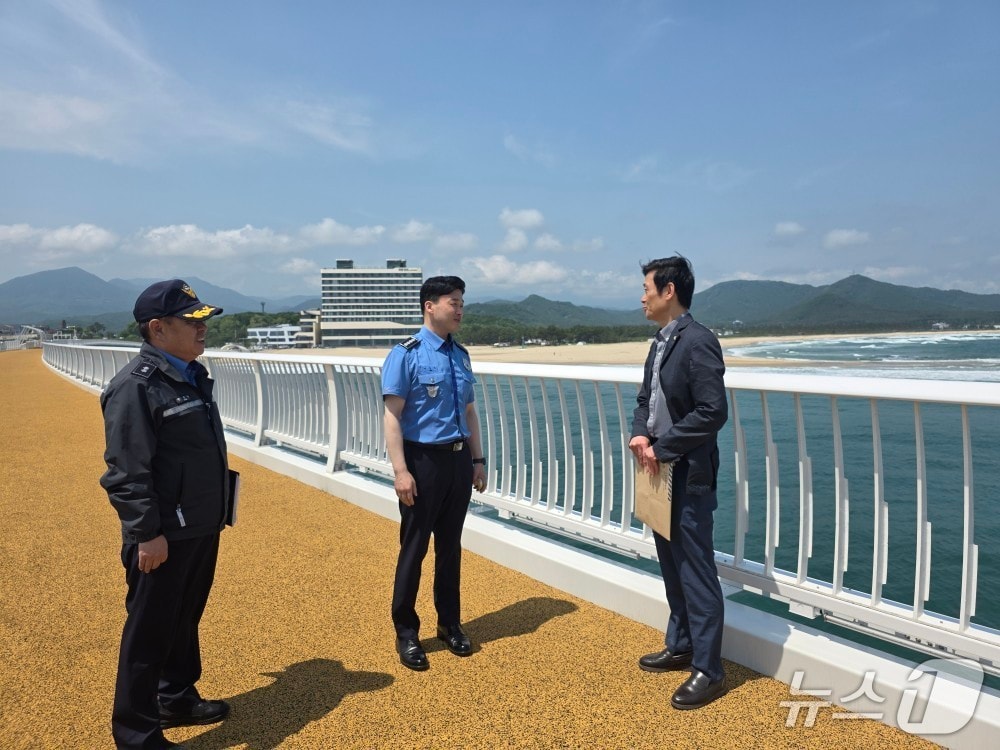 이우수 속초해양경찰서장 22일 강원 고성군 신규 해양관광시설인 '송지호 바다하늘길' 현장 점검을 하고 있다.(속초해경 제공, 재판매 및 DB 금지)2026.5.22/뉴스1