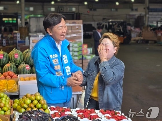 김관영 전북지사 후보(무소속)와 이복임 후원회장이 손을 맞잡으며 환하게 웃고 있다. (김관영 후보 캠프 제공, 재판매 및 DB금지)2026.5.11/뉴스1