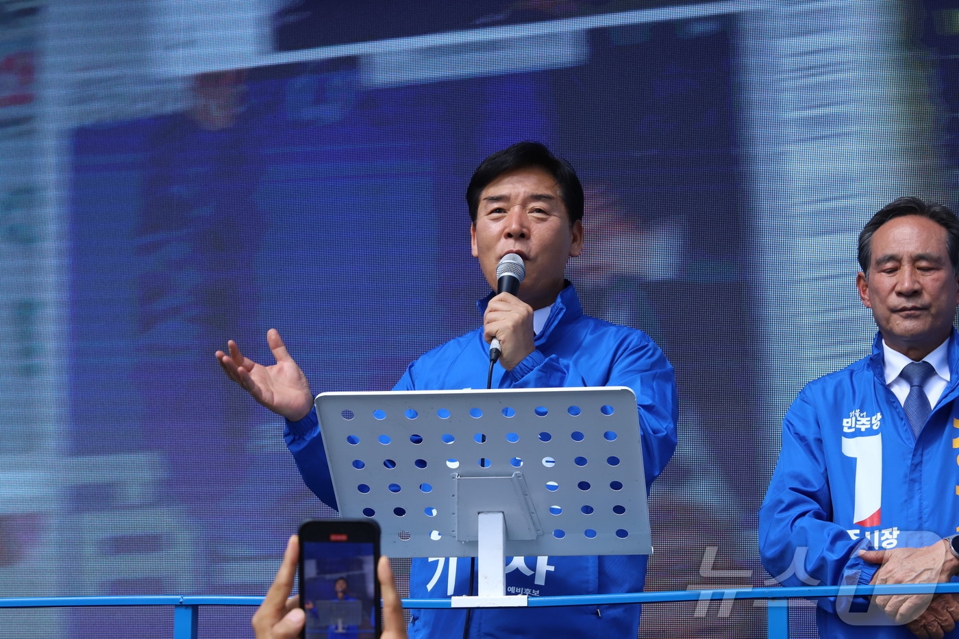 오중기 더불어민주당 경북도지사 후보는 22일 상주 유세에서 “상주 발전을 위해 기호 1번 정재현 후보에게 힘을 모아달라”며 지지를 호소했다. ⓒ 뉴스1 김대벽기자