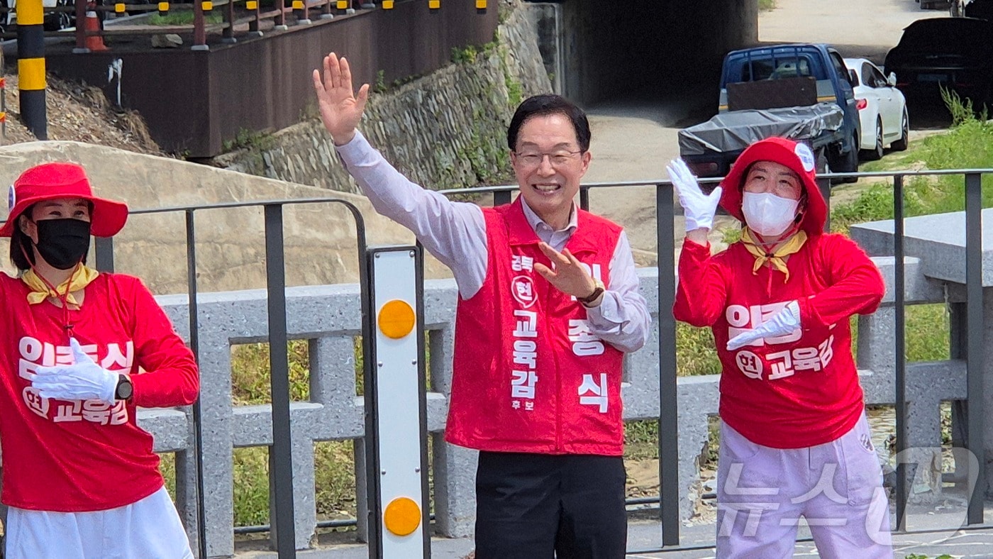 임종식 경북교육감 후보는 22일 오전 상주 풍물시장을 시작으로 오후 구미와 선산시장을 찾아 유세를 이어가며 “지난 8년간 학생과 교직원, 학부모, 지역민이 힘을 모아 경북교육이 큰 성과를 냈다”며 지지를 호소했다. ⓒ 뉴스1 김대벽기자