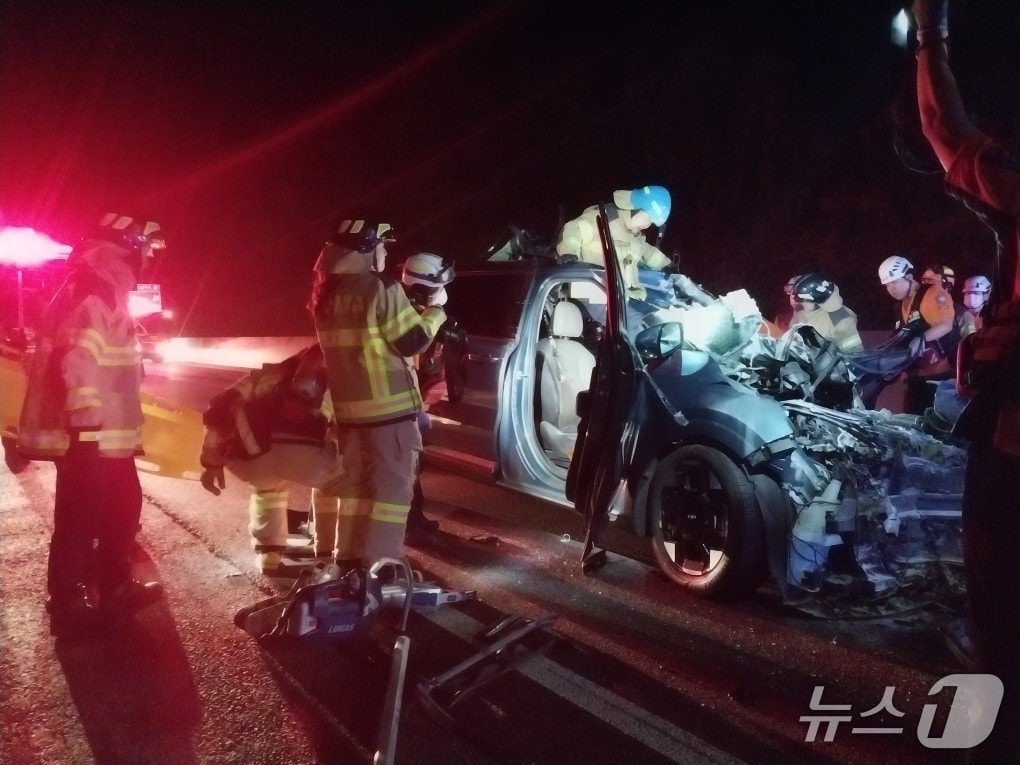 함양 대전통영고속도로서 차량 화재 사고 현장.(경남소방본부 제공. 재판매 및 DB금지)
