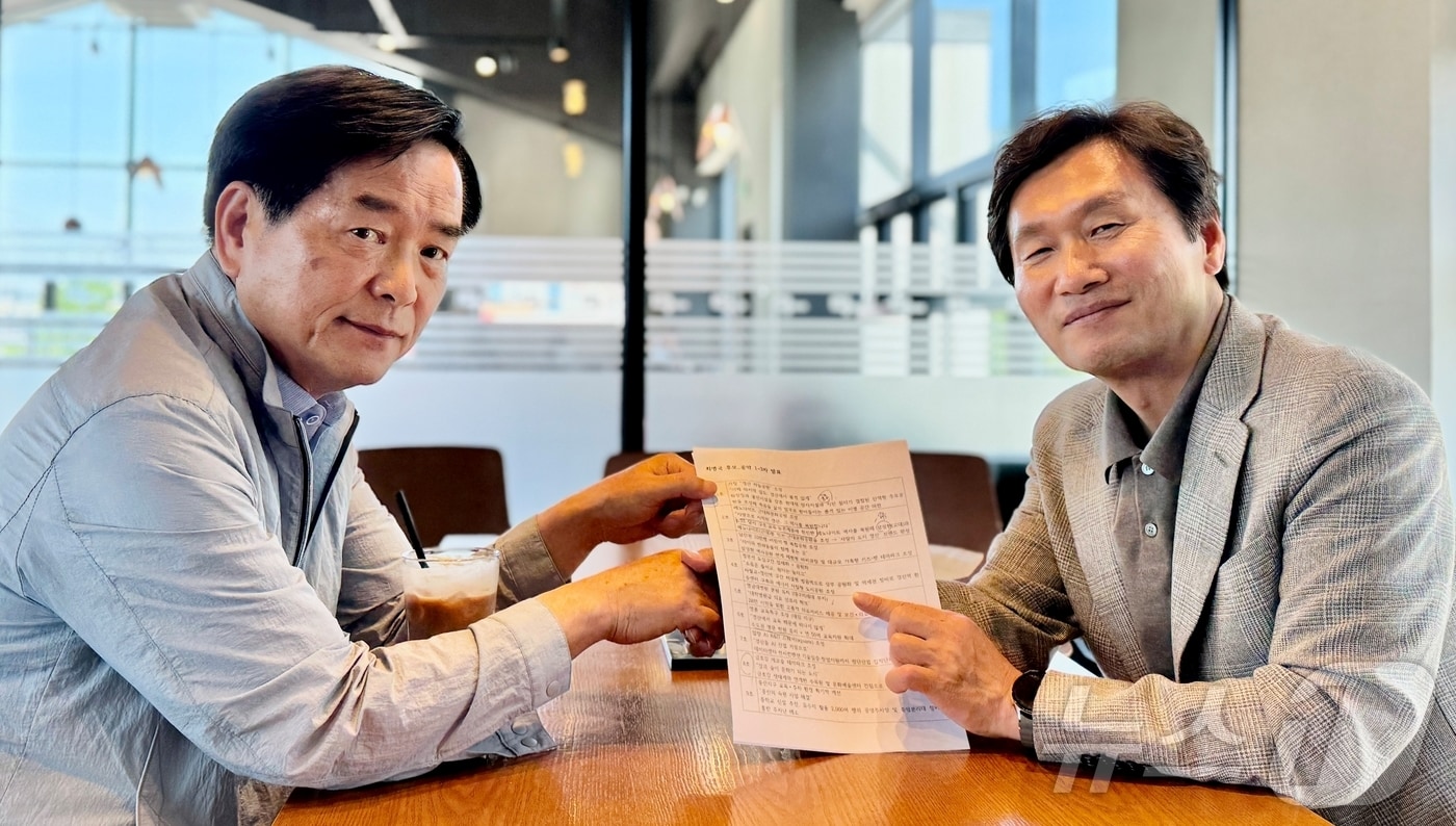 무소속 후보를 사퇴한 최병국 전 경산시장(왼쪽)이 지난 22일 조현일 현 경산시장 지지를 선언한 후 공약사항을 공유하고 있다. (조현일 캠프 제공. 재판매 및 DB금지) ⓒ 뉴스1 정우용 기자