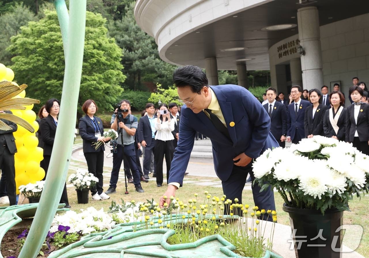  안민석 경기교육감 민주진보 단일후보가 수원시연화장을 찾아 고(故) 노무현 전 대통령 서거 17주기를 추모하며 헌화하고 있다.( 안 후보 선거사무소 제공)