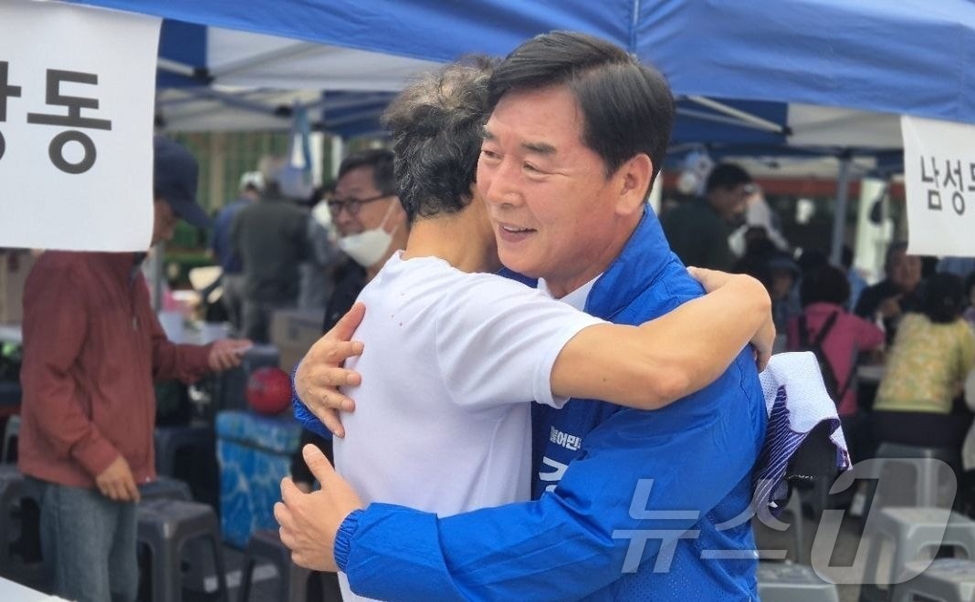 오중기 더불어민주당 경북도지사 후보가 23일 영주시장에서 지지자와 뜨거운 포옹을 하고 있다. /뉴스1
