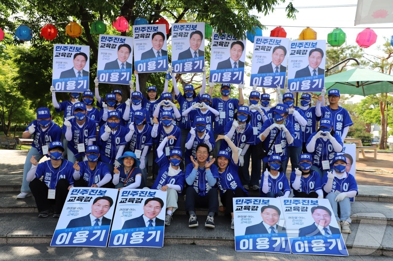 이용기 경북교육감 민주진보 단일후보는 6.3 지방선거 공식선거운동 셋째날인 23일 오전 안동역과 안동문화이 거리 상가를 돌며 선거운동을 시작했다. 2026.5.23 ⓒ 뉴스1 김대벽기자