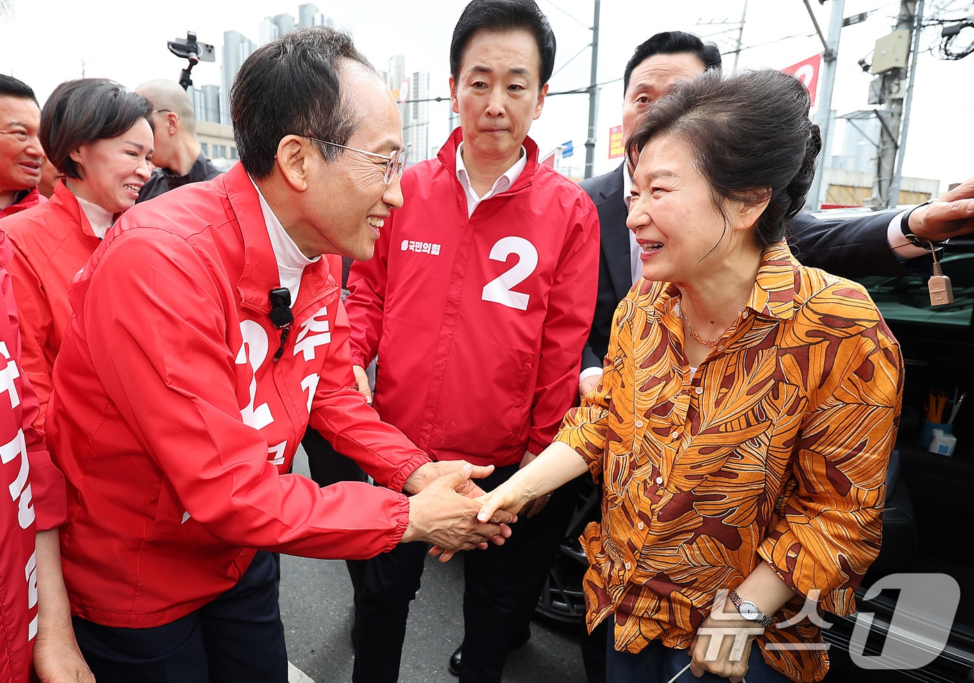 박근혜 전 대통령이 23일 오후 대구 북구 칠성시장을 찾아 추경호 국민의힘 대구시장 후보와 만나 인사 나누고 있다. 2026.5.23 ⓒ 뉴스1 공정식 기자
