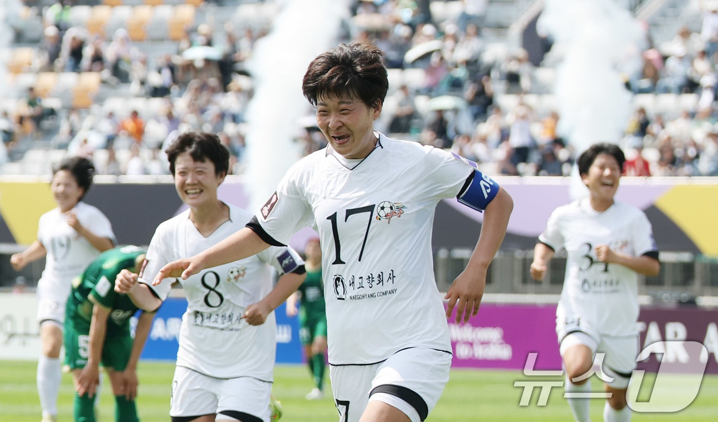 23일 오후 경기 수원시 수원종합운동장에서 열린 2025-2026 아시아축구연맹(AFC) 여자 챔피언스리그(AWCL) 결승 북한 내고향여자축구단과 도쿄 베르디의 경기에서 내고향 김경영이 선제골을 넣은 뒤 기뻐하고 있다. 2026.5.23 ⓒ 뉴스1 박지혜 기자