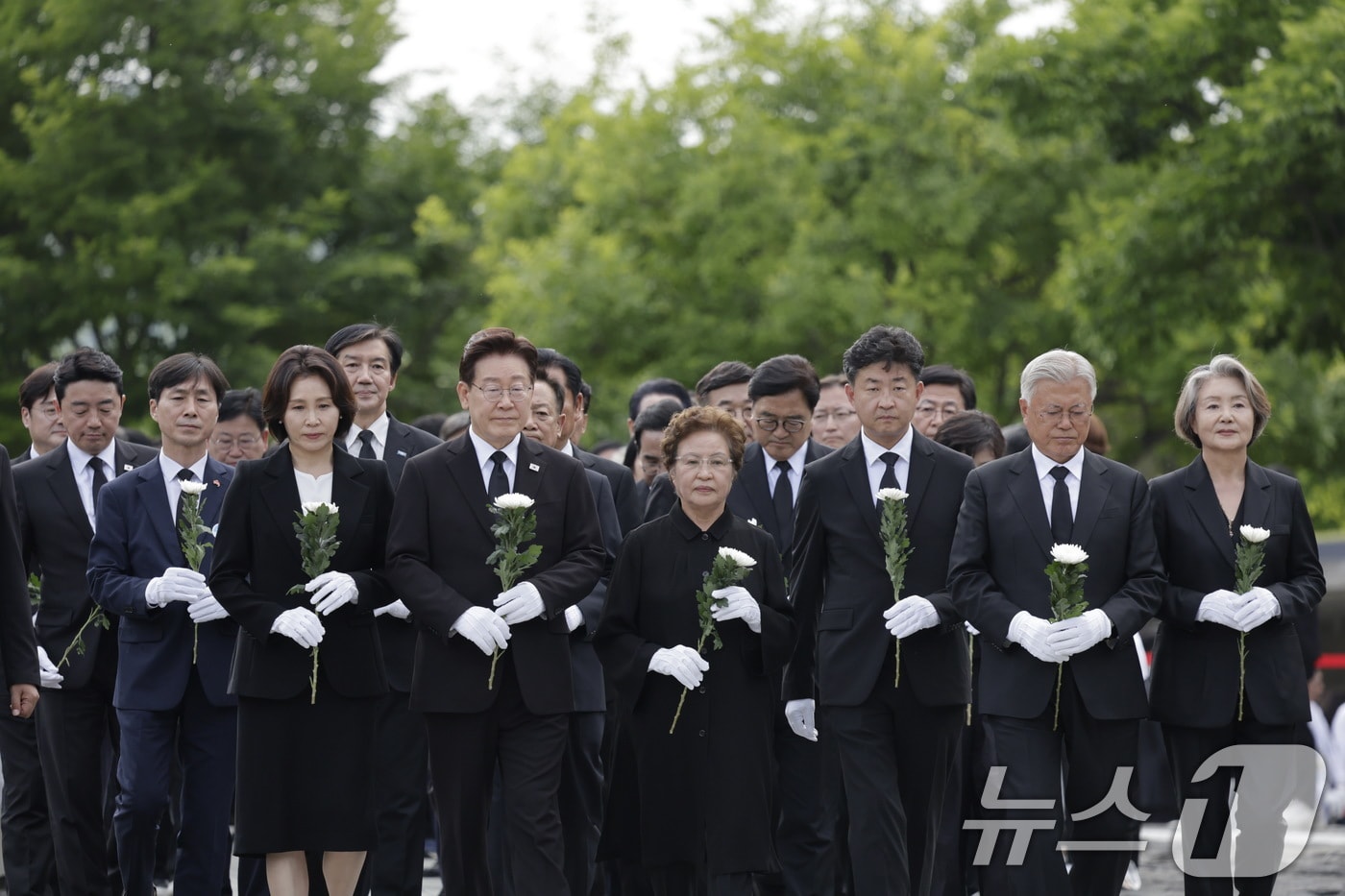 이재명 대통령과 김혜경 여사, 권양숙 여사, 문재인 전 대통령, 김정숙 여사가 23일 경남 김해시 봉하마을에서 故 노무현 전 대통령 서거 17주기 추도식에서 노 전 대통령 묘소에서 참배하고 있다. (청와대통신사진기자단) 2026.5.23 ⓒ 뉴스1 이재명 기자