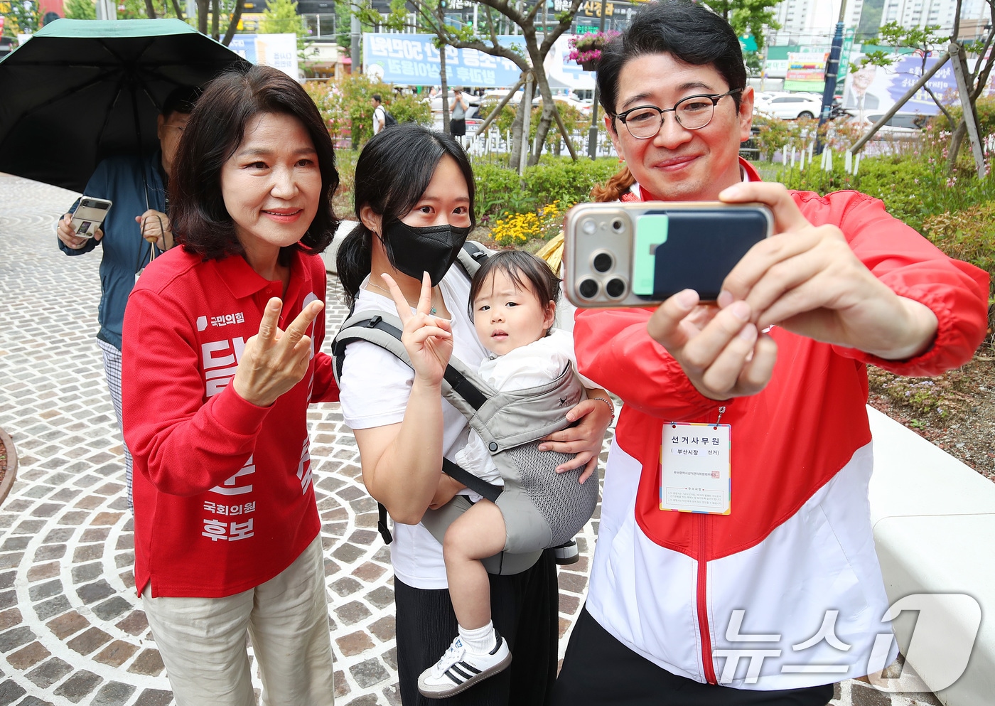 대구 달성군 국회의원 보궐선거에 출마한 이진숙 국민의힘 후보와 주진우 의원이 23일 대구 달성군 다사읍 도시철도 2호선 대실역 만남의 광장에서 시민과 기념촬영을 하고 있다. 2026.5.23 ⓒ 뉴스1 공정식 기자