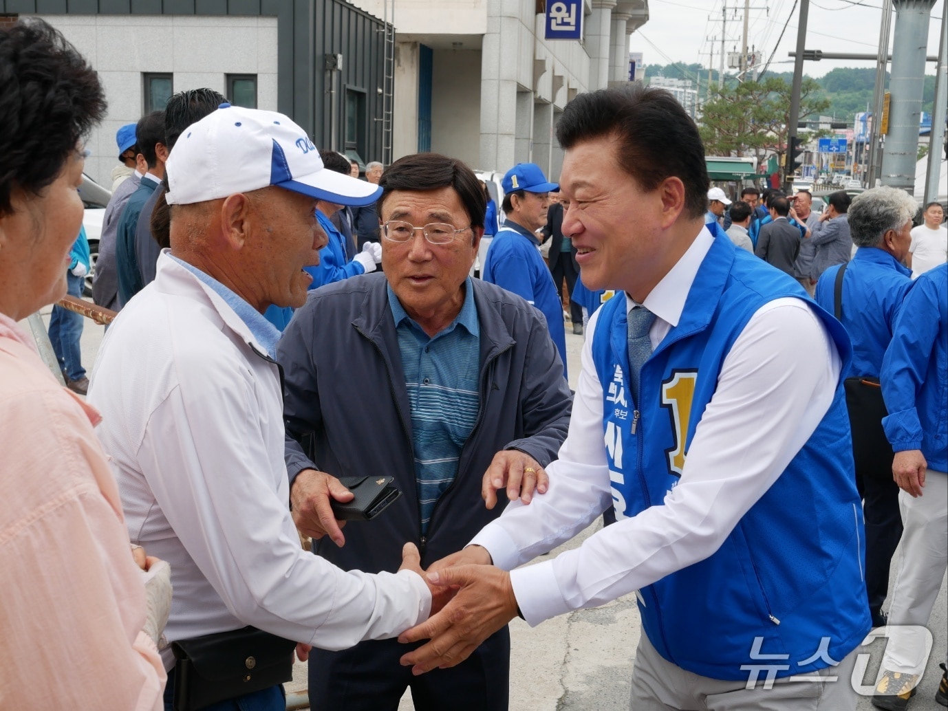 더불어민주당 신용한 충북지사 후보 거리 유세.(신용한 선거캠프 제공. 재판매 및 DB금지)/뉴스1