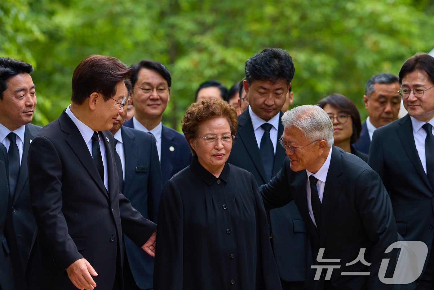 이재명 대통령과 문재인 전 대통령, 권양숙 여사가 23일 경남 김해시 봉하마을 사저 인근에서 대화를 하며 발걸음을 옮기고 있다. (청와대 제공. 재판매 및 DB 금지) 2026.5.23 ⓒ 뉴스1 이재명 기자