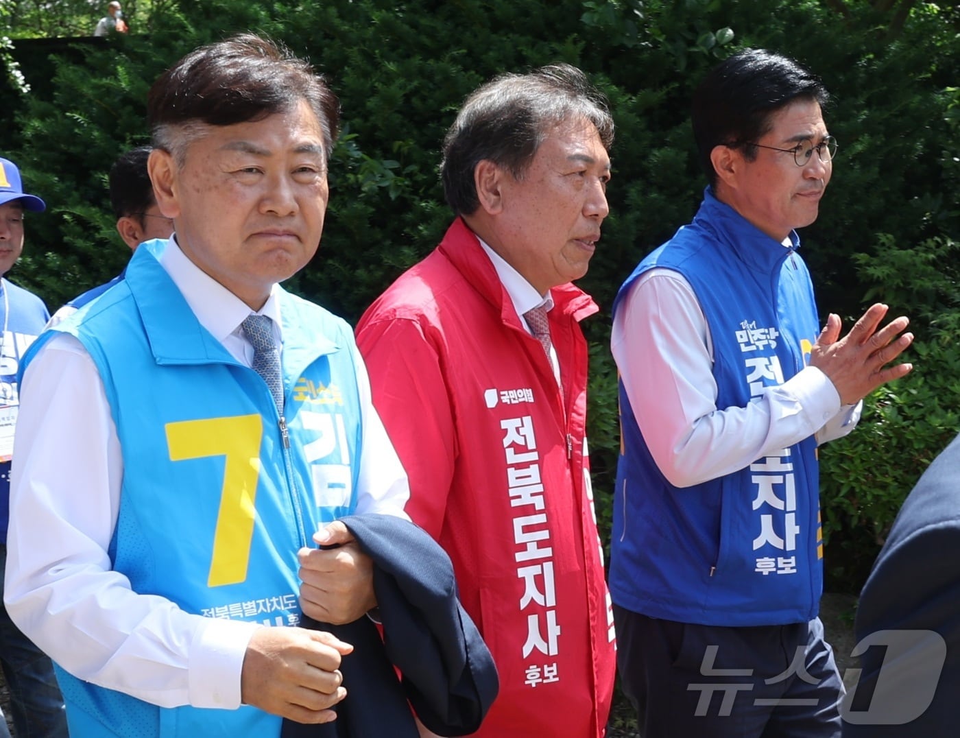 제9회 전국동시지방선거 전북도지사 후보들이 24일 전북 김제시 금산사에서 열린 불기 2570년 부처님오신날 봉축법요식에 참석해 이동하고 있다. 왼쪽부터 김관영 무소속 후보, 양정무 국민의힘 후보, 이원택 더불어민주당 후보. 2026.5.24 ⓒ 뉴스1 유경석 기자