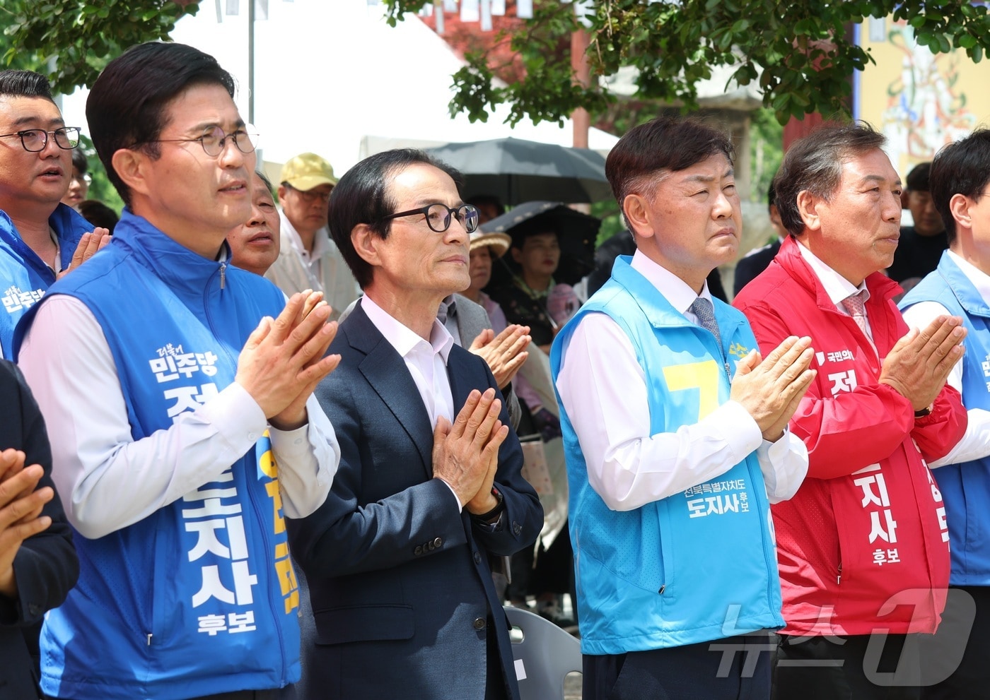 제9회 전국동시지방선거 전북도지사 후보들이 24일 전북 김제시 금산사에서 열린 불기 2570년 부처님오신날 봉축법요식에 참석해 이동하고 있다. 왼쪽부터 이원택 더불어민주당 후보, 김관영 무소속 후보, 양정무 국민의힘 후보. 2026.5.24 ⓒ 뉴스1 유경석 기자