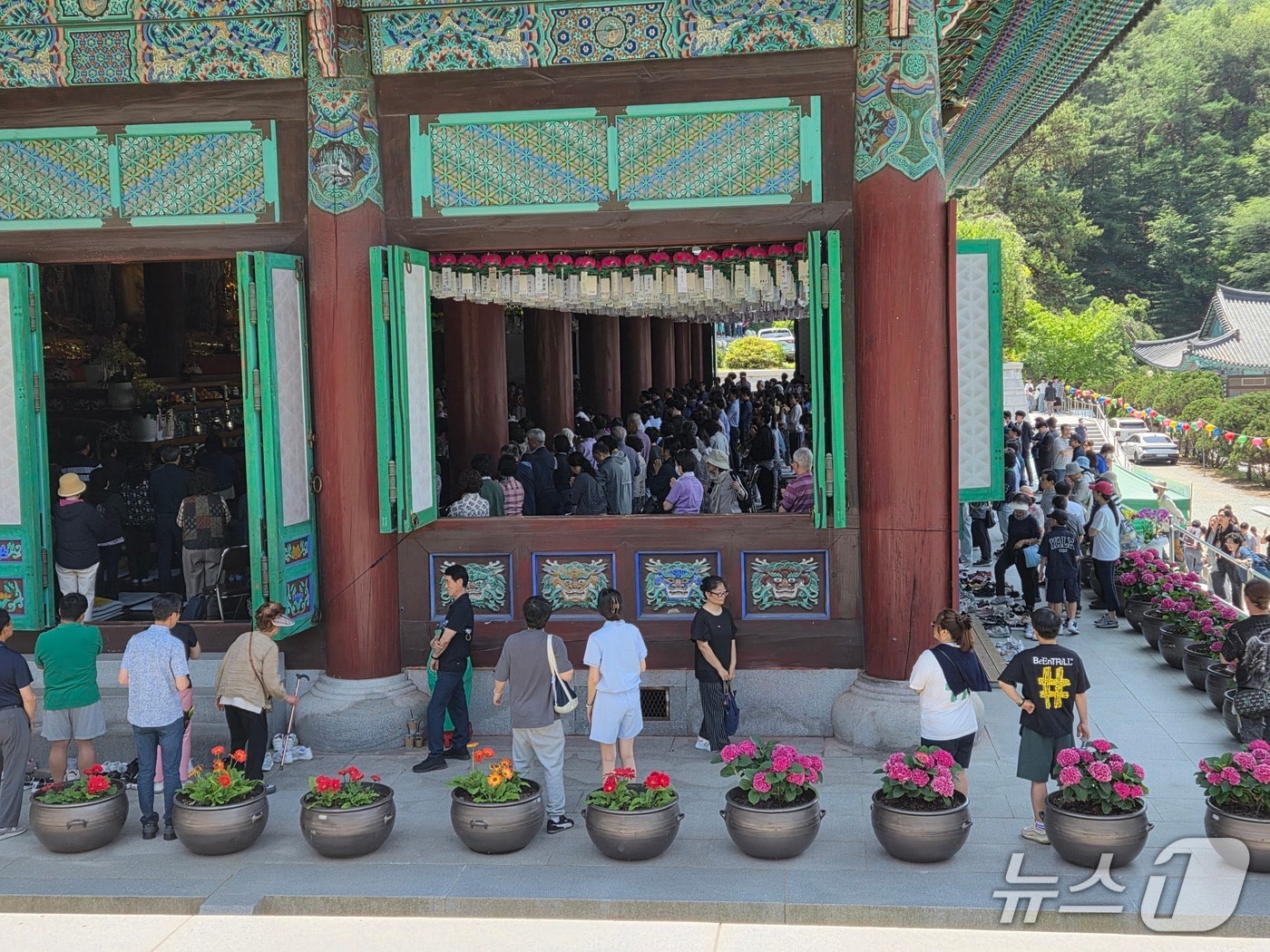 천안 각원사 대웅보전에 불자들이 가득 차 있다.2026.5.24/뉴스1