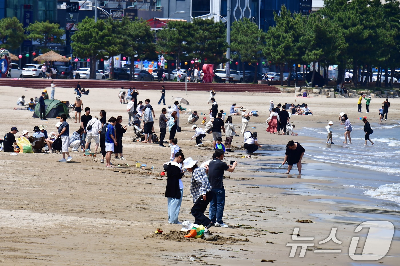 부처님오신날인 24일 경북 포항시 북구 영일대해수욕장 백사장에서 시민들과 관광객들이 휴일을 보내고 있다. 2026.5.24 ⓒ 뉴스1 최창호 기자