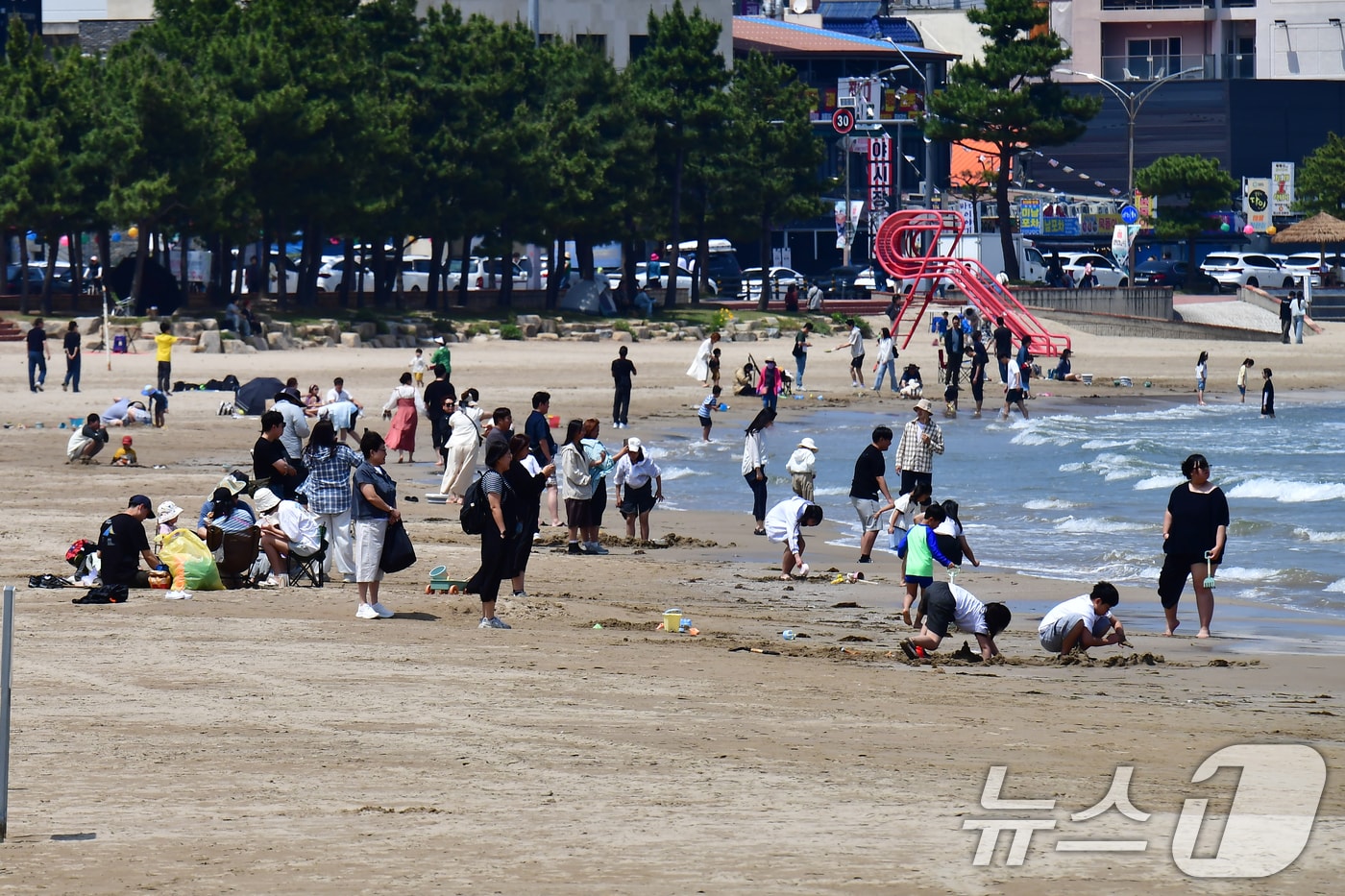 부처님오신날인 지난달 24일 경북 포항시 북구 영일대해수욕장 백사장에서 시민들과 관광객들이 휴일을 보내고 있다. 2026.5.24 ⓒ 뉴스1 최창호 기자