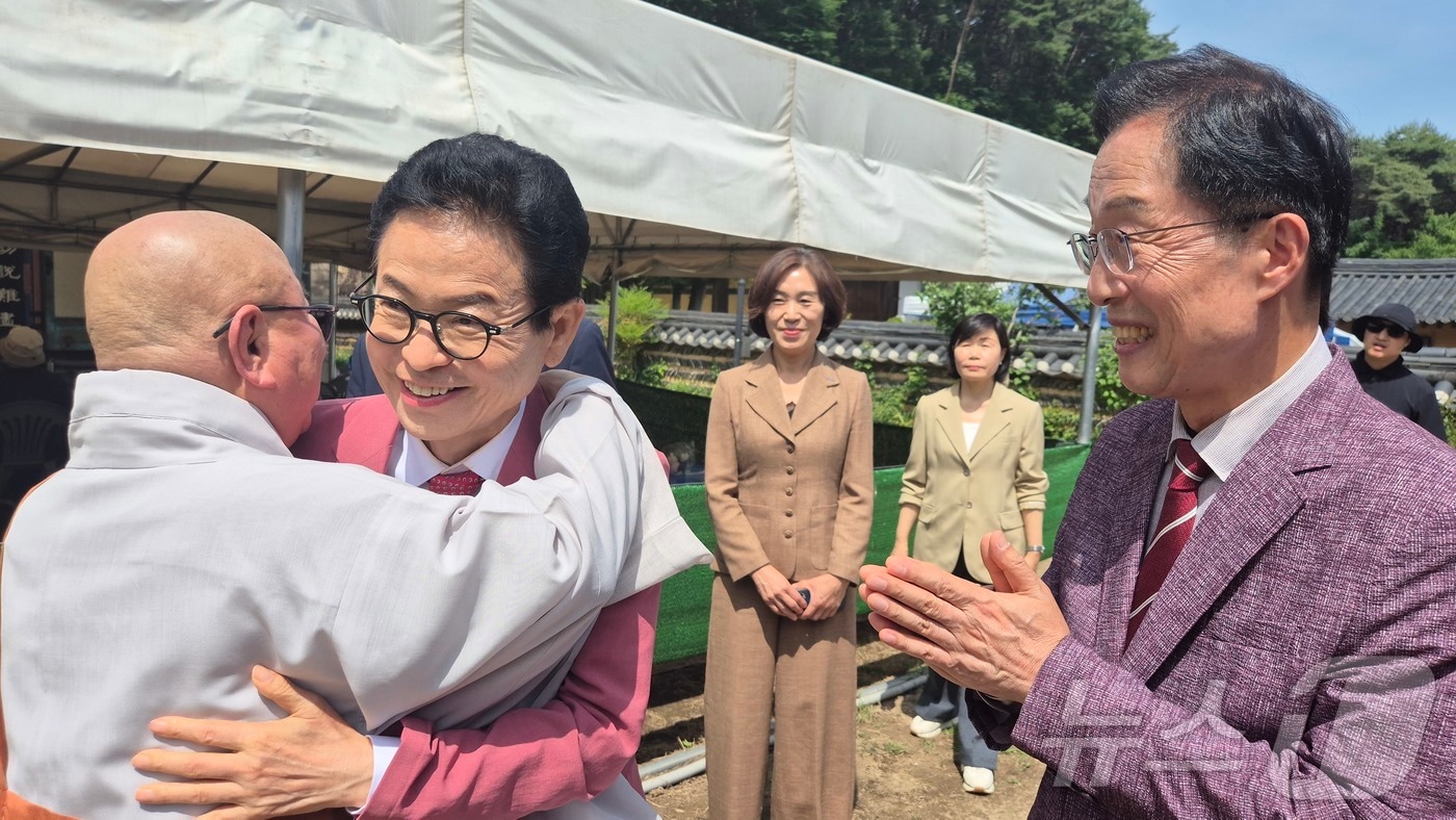 24일 이철우 국민의힘 경북지사 후보와 임종식 경북교육감 후보가 부처님오신날 영천 은해사를 방문한 가운데 은해사 큰스님이 포옹으로 환대하고 있다. ⓒ 뉴스1 김대벽기자
