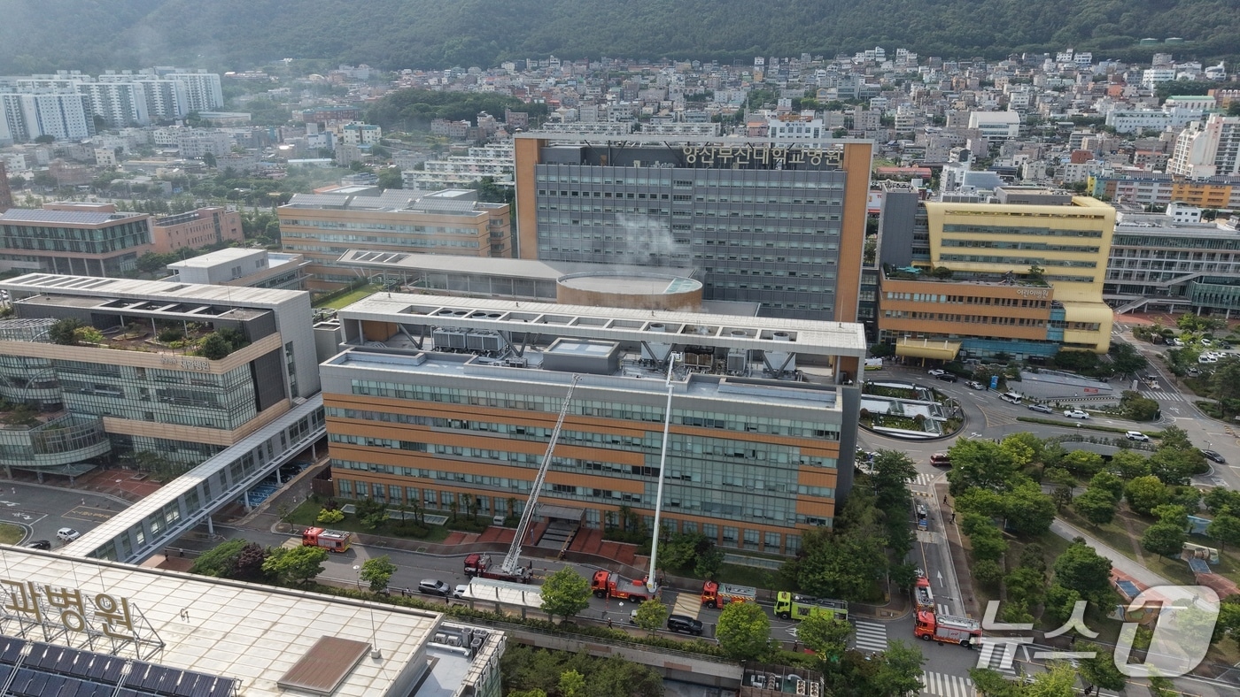 24일 오후 경남 양산 물금읍 양산부산대학교병원에 화재가 발생해 소방이 진화작업을 벌이고 있다. 2026.5.24 ⓒ 뉴스1 윤일지 기자