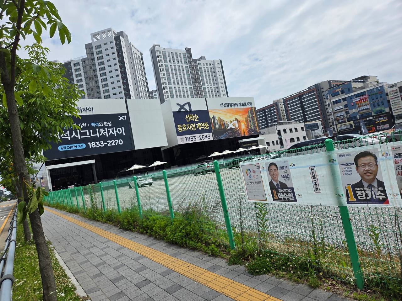 천안 서북구 불당2동 거리에 첩부된 선거벽보 중 김태흠 국민의힘 벽보가 누락돼 있다.(김태흠 선거캠제공. 재판매 및 DB금지)/뉴스1