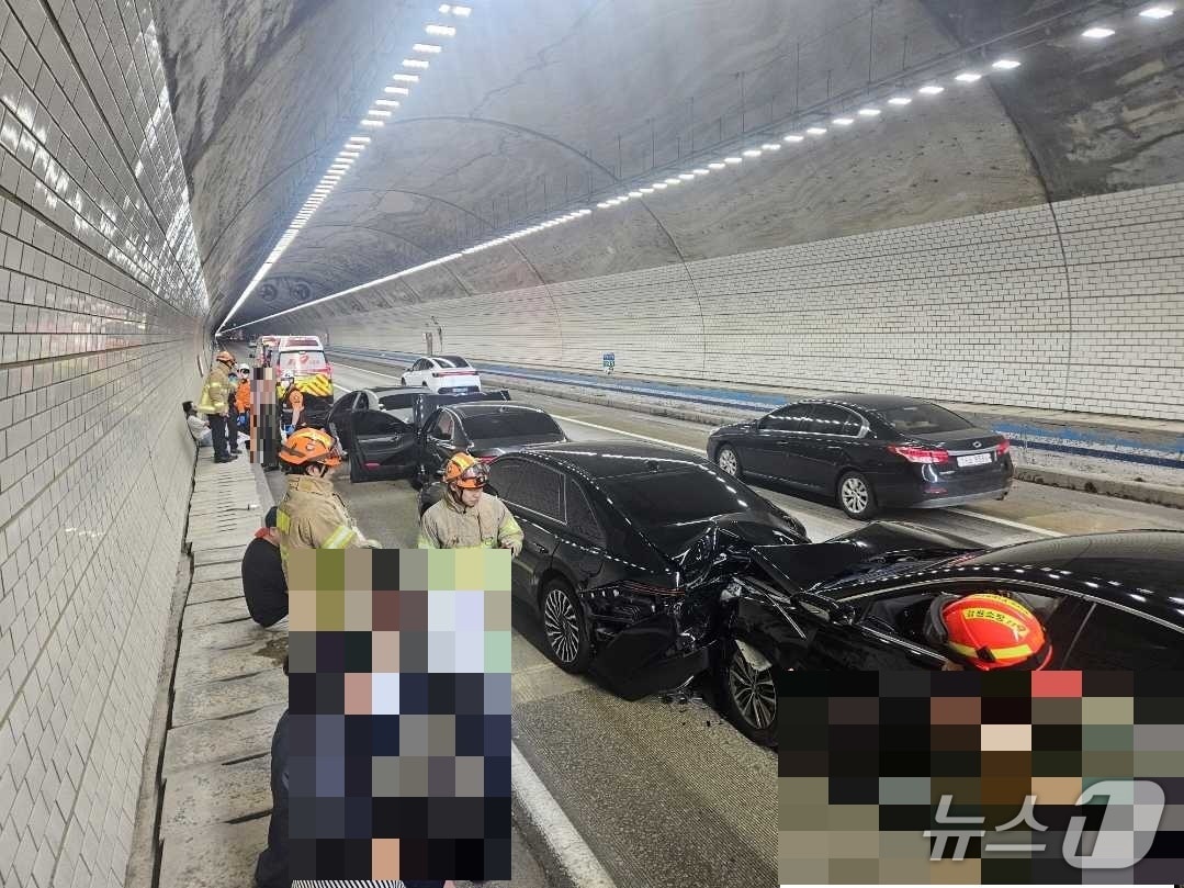 강원 평창 용평면 영동고속도로 진부 1터널 교통사고 현장.(강원도소방본부 제공, 재판매 및 DB금지)