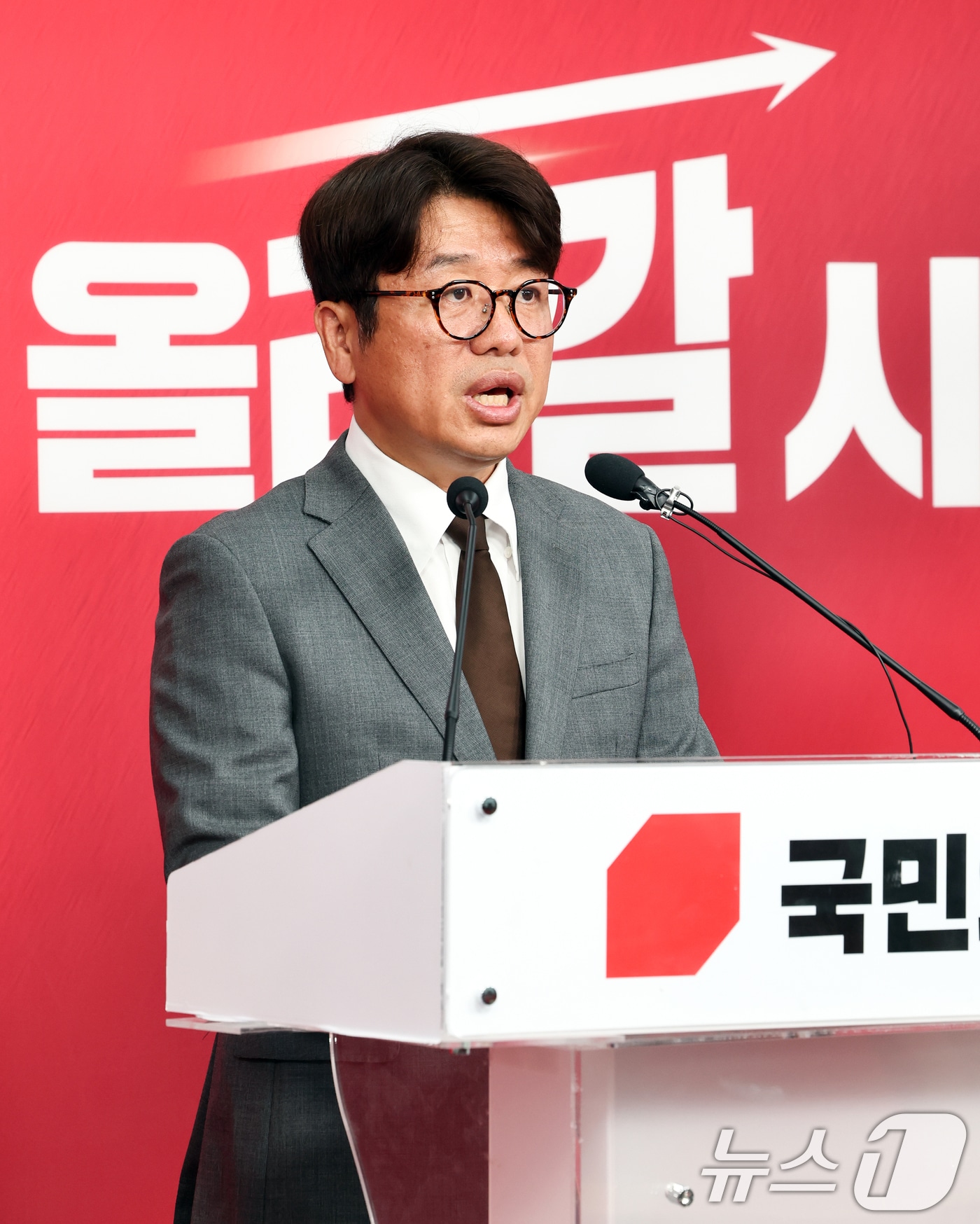 경기도 평택을 국회의원 재선거에 출마한 유의동 국민의힘 후보가 25일 오전 서울 여의도 국민의힘 당사에서 김용남 더불어민주당 후보 의혹 관련 긴급 기자회견을 열고 있다. 2026.5.25 ⓒ 뉴스1 최지환 기자
