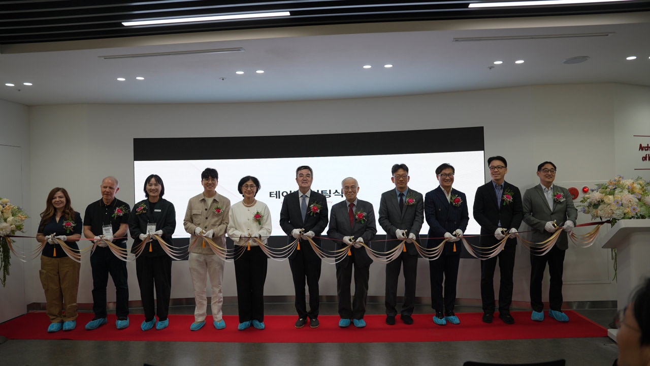 인바디 창립 30주년 인바디 히스토리움 개관식에서 기업 주요 인사들이 테이프 커팅식을 진행하고 있다. (인바디 제공)
