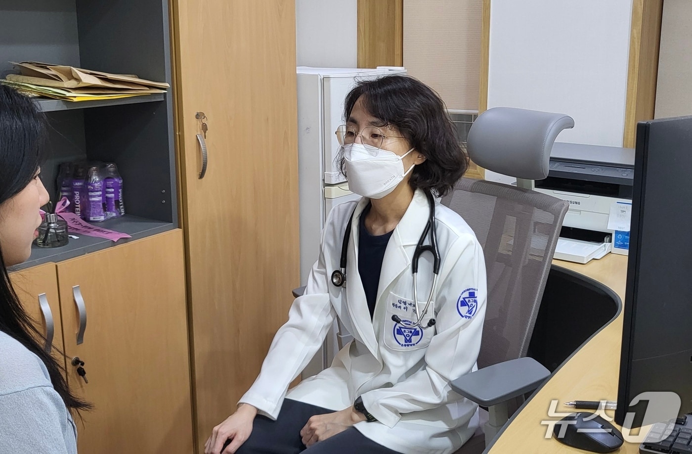 25일 부산 온병원 감염병센터 이진영 과장이 진료실에서 환자에게 에볼라 바이러스의 전파 특징을 설명하고 있다. 온병원 제공. 재판매 및 DB금지