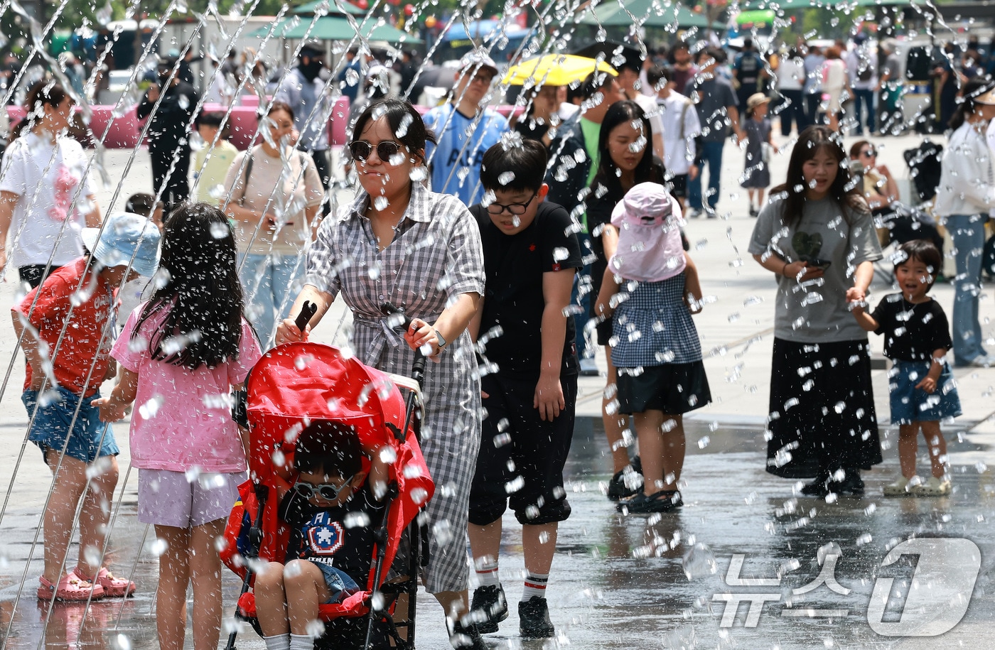 낮 최고 기온이 30도까지 오르는 등 초여름 날씨를 보인 25일 서울 종로구 광화문광장에서 시민들이 나들이를 즐기고 있다. 2026.5.25 ⓒ 뉴스1 임세영 기자