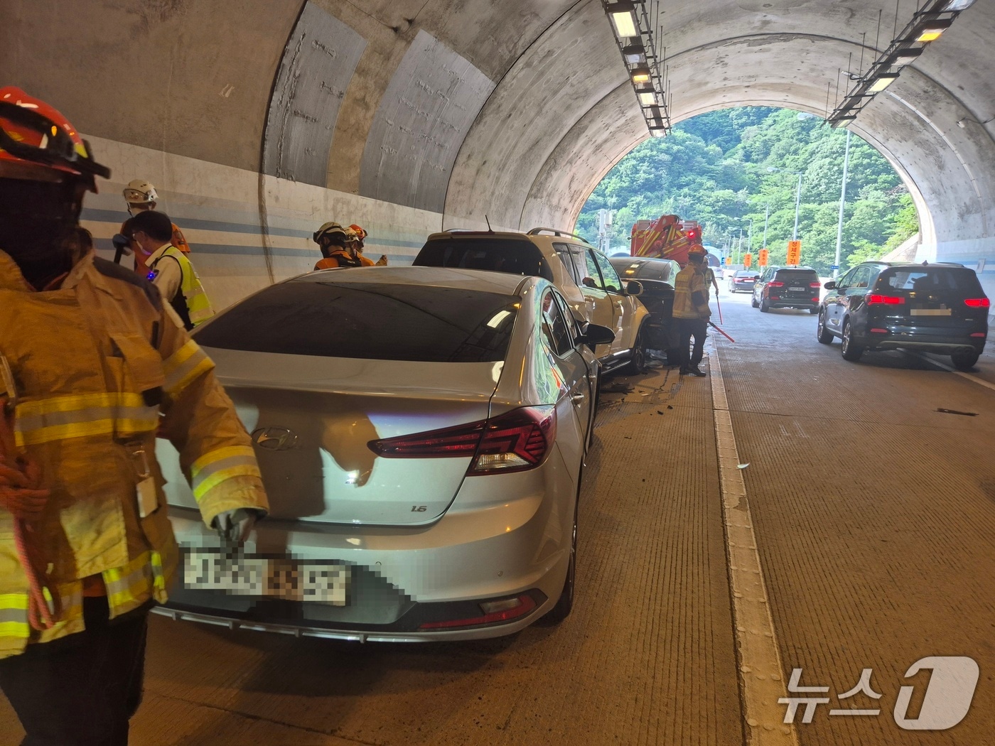 순천완주고속도로 용암3터널 추돌사고 현장 (전북소방본부 제공. 재판매 및 DB금지)
