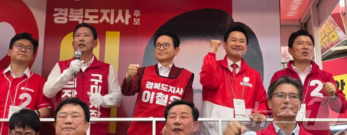 김장호 국힘 구미시장 후보(왼쪽 두번째)가 25일 장동혁 대표가 참여한 구미 새마을중앙시장에서 열린 합동유세에서 국민의힘 후보 전원에 대한 압도적인 지지를 호소하고 있다. 2026.5.25 ⓒ 뉴스1 정우용 기자
