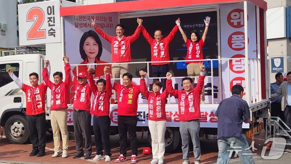 이진숙 국민의힘 대구 달성군 국회의원 재보궐선거 후보는 부처님오신날 연휴 마지막날인 25일 추경호 대구시장 후보와 최재훈 달성군수 후보와 함께 현풍시장 일대에서 집중 유세를 펼쳤다.(이진숙 후보 측 제공. 재판매 및 DB금지)