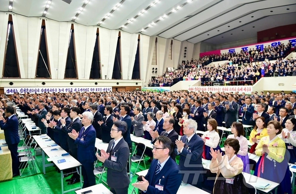 (평양 노동신문=뉴스1) = 북한 노동당 기관지 노동신문은 26일 재일본조선인총연합회(총련) 제26차 전체대회가 23~24일 일본 도쿄 조선문화회관에서 진행됐으며, 허종만을 총련 중앙상임위원회 의장으로 재선출했다고 보도했다. [국내에서만 사용가능. 재배포 금지. DB 금지. For Use Only in the Republic of Korea. Redistribution Prohibited] rodongphoto@news1.kr
