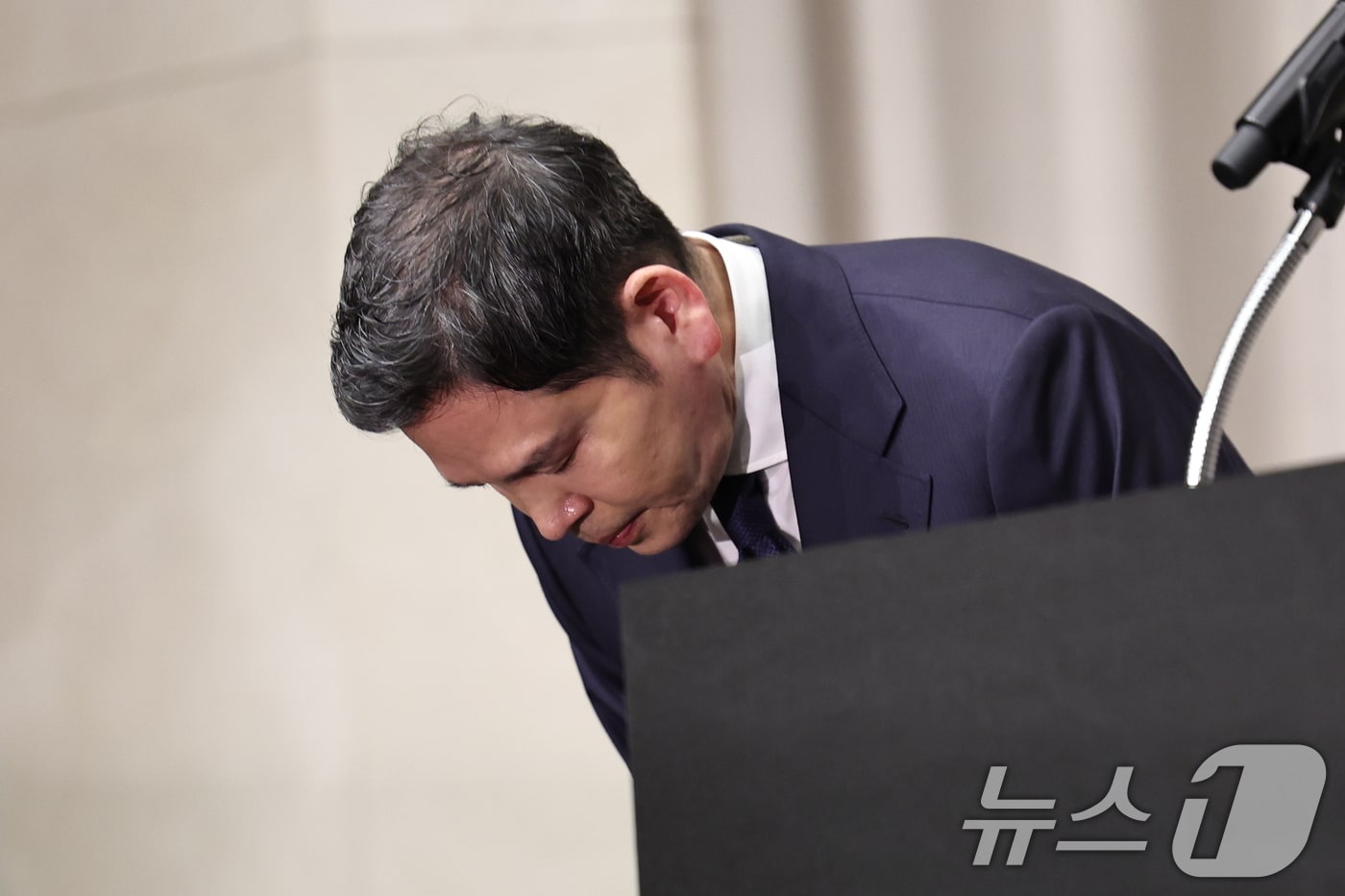 정용진 신세계그룹 회장이 26일 오전 서울 강남구 조선팰리스에서 열린 기자회견에서 스타벅스 '탱크데이' 논란 관련 대국민 사과를 하고 있다. 2026.5.26 ⓒ 뉴스1 구윤성 기자