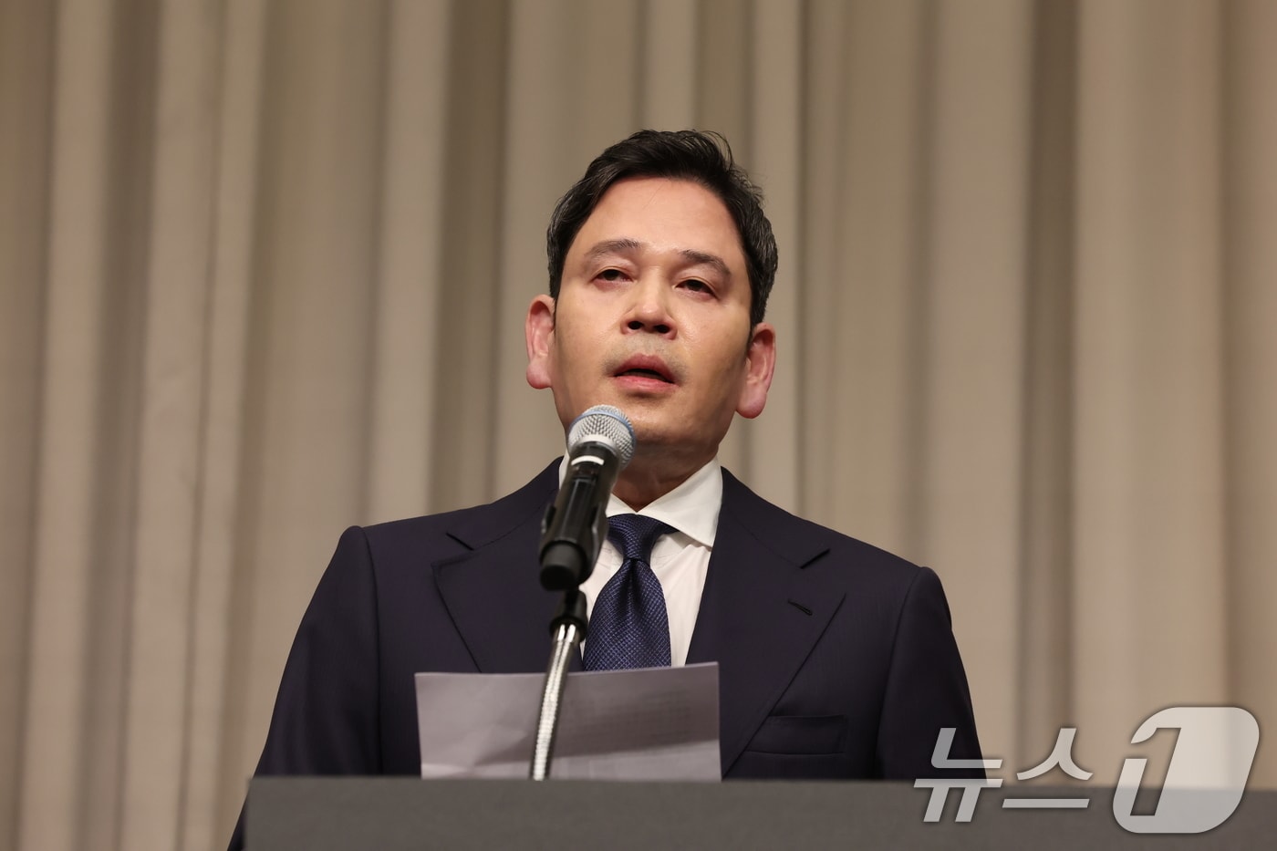 정용진 신세계그룹 회장이 26일 오전 서울 강남구 조선팰리스에서 열린 기자회견에서 스타벅스 '탱크데이' 논란 관련 대국민 사과를 하고 있다. 2026.5.26 ⓒ 뉴스1 김진환 기자
