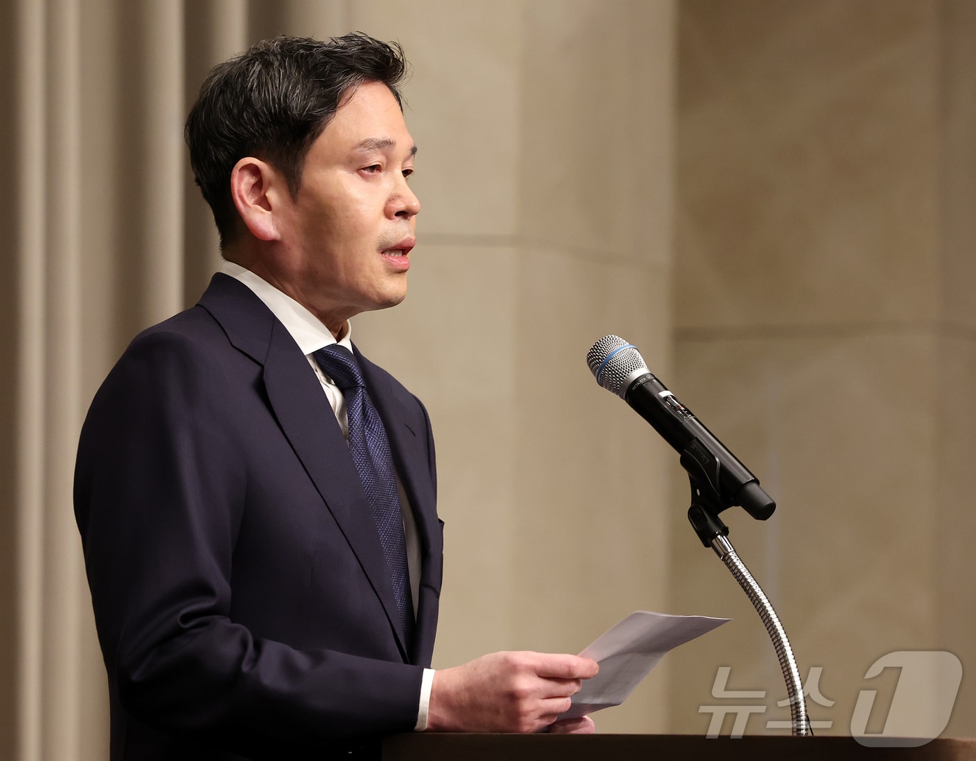 '스벅 사태'에 고개 숙인 정용진...'사과문의 정석' 이재용처럼 풀릴까 - 뉴스 썸네일 이미지