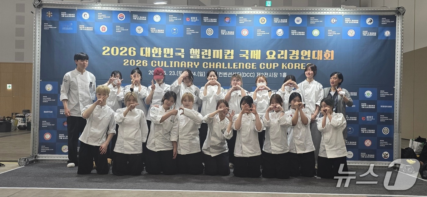 우송정보대학 K-베이커리학부가 '2026 대한민국 챌린지컵 국제요리 경연대회' 디저트 전시 및 라이브 부문에 8팀이 참가해 대상(2팀), 금상(4팀), 은상(2팀)을 수상했다.(우송정보대학 제공.재판매 및 DB금지)/뉴스1