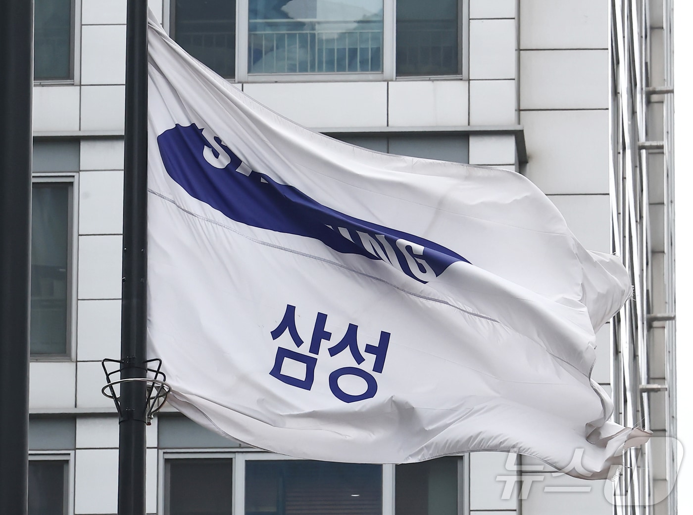 삼성전자 노동조합의 2026년 임금·단체협약 잠정 합의안 찬반 투표 종료를 하루 앞둔 26일 서울 서초구 삼성전자 사옥에서 삼성그룹 깃발이 바람에 펄럭이고 있다. 삼성전자 최대 노조인 삼성그룹 초기업노동조합 삼성지부(초기업노조)에 따르면 이날 오전 10시 기준 투표율은 90.45%를 기록했다. 총 선거인수 5만7302명 중 5만1835명이 투표를 마쳤다. 2026.5.26 ⓒ 뉴스1 김민지 기자