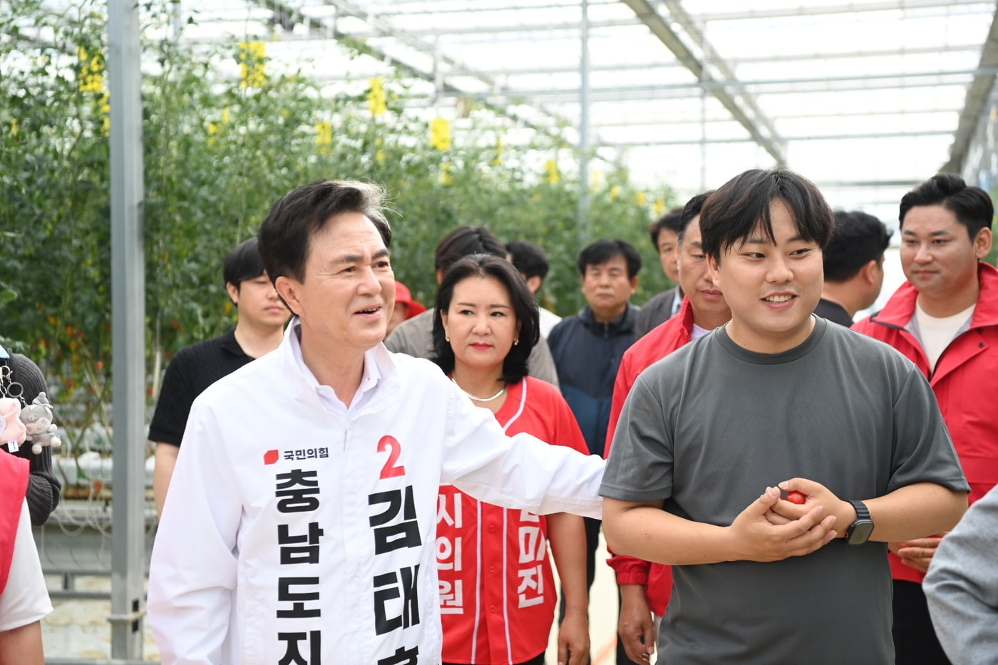 김태흠 국민의힘 충남지사 후보가 아산 한 스마트팜을 살펴보고 있다.(더쎈캠프 제공. 재판매 및 DB금지)/뉴스1